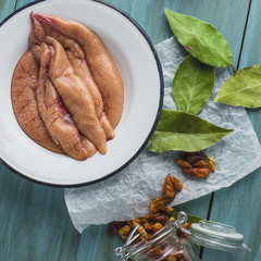 Huevas frescas preparadas en la mesa para cocinar