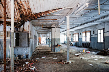 Fototapeta na wymiar eine über 20 Jahre leerstehende Werkhalle eines alten Jugendwerkhofes