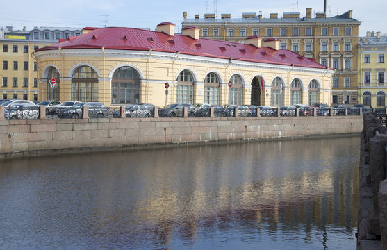 Здание Круглого рынка на набережной реки Мойки. Санкт-Петербург