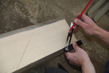 menuisier au travail - fabrication d'escalier