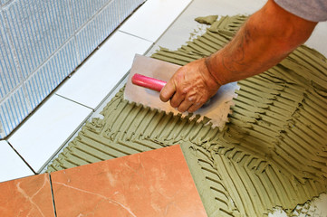 Fliesenleger bei der Arbeit