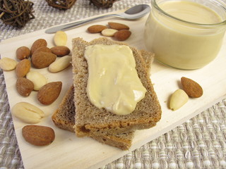 Mandelmus auf Brot