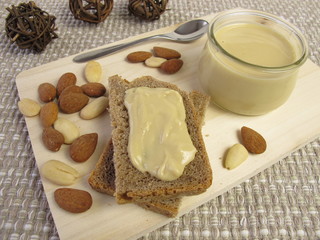 Mandelmus auf Brot