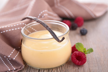 vanilla cream and berries