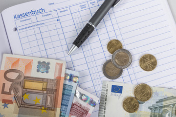 Bargeld und Kassenbuch