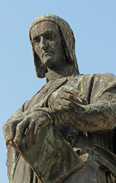 emblematic expression of Dante in a fine bronze statue