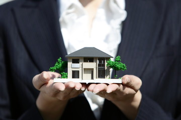 屋外のビジネスウーマン