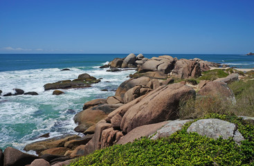 abgerundete felsen im meer