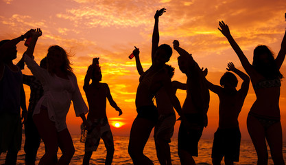 Naklejka premium Young adults enjoying a tropical beach party
