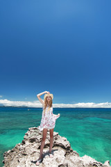 コマカ島の海辺で遊ぶ笑顔の女性