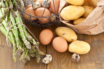 Frischer Spargel, Kartoffeln und Eier