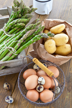 Frischer Spargel, Kartoffeln und Eier