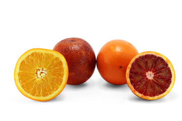 Апельсины, оранжевый и красный, изолированные