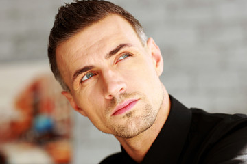 Obraz premium Closeup portrait of a businessman looking up