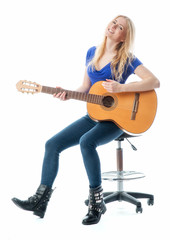 Blondes Mädchen mit Gitarre