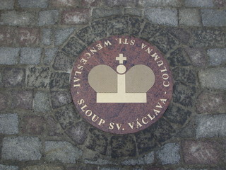 Гранитная эмблема в мостовой