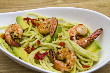 Spaghetti mit Avocado
