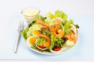 salad with vegetables and shrimp