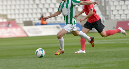 Jugadores de fútbol, jugando el balón