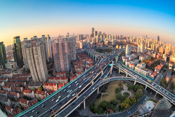 Fototapeta na wymiar nowoczesne skrzyżowanie wiadukt o zmierzchu miasto