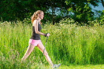 nordic walking im grünen
