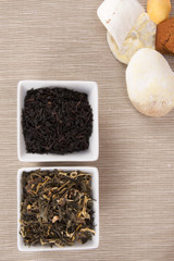 Dos cuencos con té.