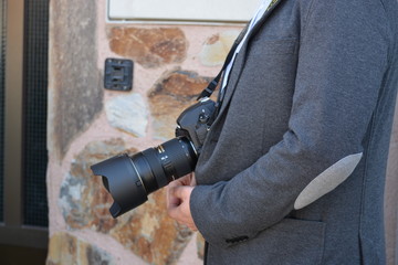 Fotografo con camara reflex en la mano