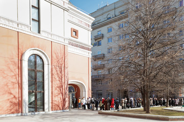 queue of tourists in Tretyakov Gallery, Moscow