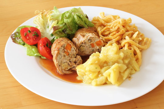 Gefülltes Kalbsschnitzel mit Spätzle, Kartoffelsalat & gr Salat