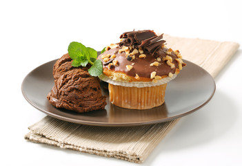 Hazelnut muffin and chocolate ice cream