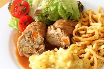 Gefülltes Kalbsschnitzel mit Spätzle, Kartoffelsalat & gr Salat