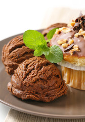Hazelnut muffin and chocolate ice cream