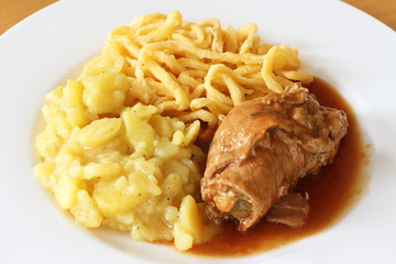 Gefülltes Kalbsschnitzel mit Spätzle & Kartoffelsalat