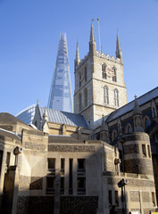 Fototapeta na wymiar Londyn, Wielka Brytania - 29 marca 2014 Southwark Cathedral i Shadr