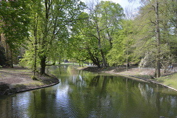 Fototapeta na wymiar L'étang principal du parc Josaphat à Schaerbeek