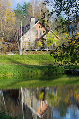 Fototapeta na wymiar Beautiful house on a lake