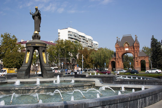 Памятник святой великомученице Екатерине и триумфальная арка