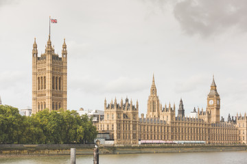 Fototapeta na wymiar Big Ben i budynek parlamentu w Londynie