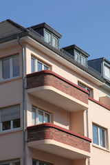 Stadthaus mit Balkonen