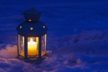 Lantern on snow © agneskantaruk