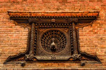 Détail de la fenêtre de paon sculpté à Bhaktapur, Népal