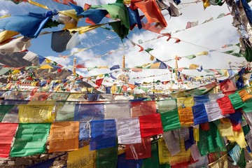 Fototapeta premium Prayer flags with stupas - Kunzum La pass - India