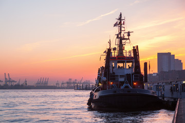 Fototapeta premium Schlepper im Hafen von Hamburg bei Sonnenuntergang