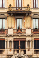 Fototapeta na wymiar typowy stary dom w Mediolanie