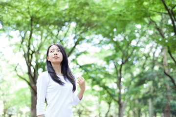 森の中の女性