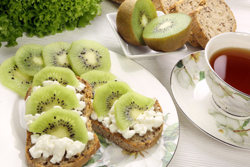Bread with cottage cheese and kiwi