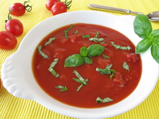 Tomatensuppe mit Basilikum