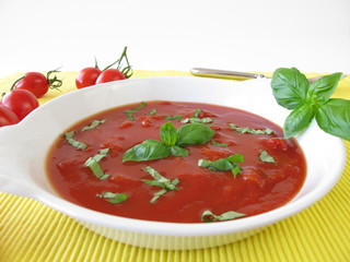 Tomatensuppe mit Basilikum