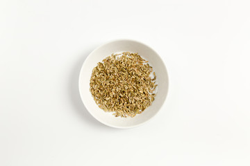 Fenchel in einer Schale als Freisteller.