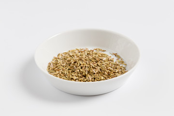 Fenchel in einer Schale als Freisteller.